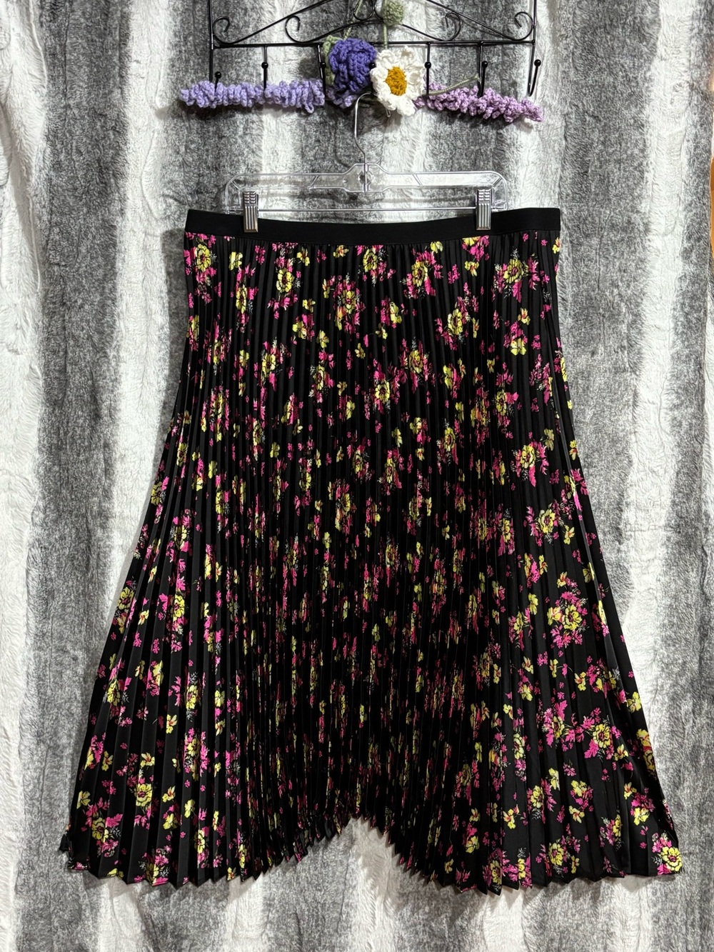 Asymmetrical Pleated Floral Skirt - Black Floral Print size XL (16-18)